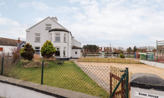 Mablethorpe and Sutton Cottage | BANK HOUSE, family friendly, character holiday cottage in Mablethorpe