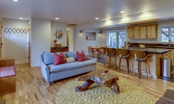 Larkspur House | Banksy’s Basecamp - hot tub, patio, office space