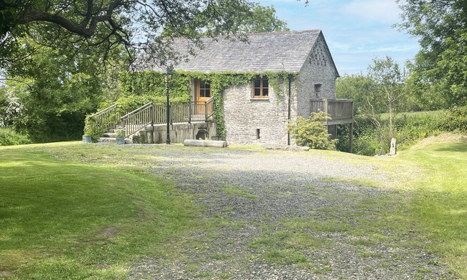 Saint Kew Cottage | Barley Moo, St Kew with lovely countryside views.