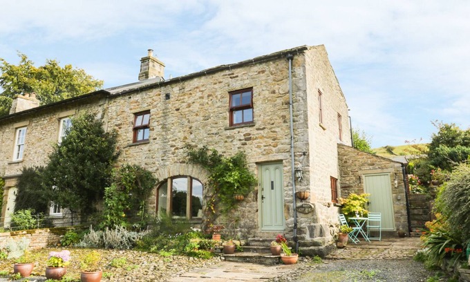 Newbiggin-in-Bishopdale Cottage | BARN COTTAGE, with open fire in Newbiggin