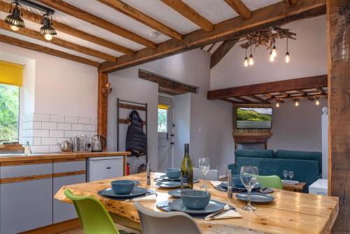 Bryn-crug House | Barn Retreat with Valley Views & Onsite Dog Field