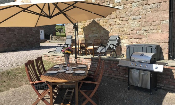 Cauldon Low House | Barn - Sleeps 4 - Garden - Pet friendly