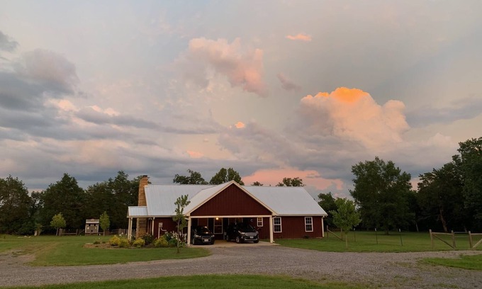 Murfreesboro House | Barndominium Retreat 10 mins to DT Murfreesboro!
