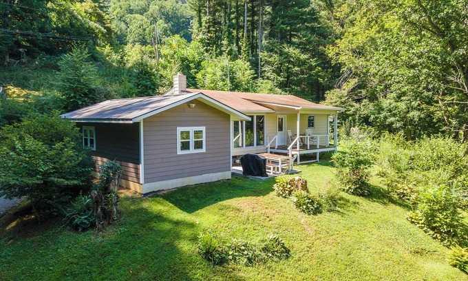 Burnsville Cottage | Barnview Cottage~Mtn View & Fire Pit~ Grill, WiFi, Private~3 Mins to Burnsville