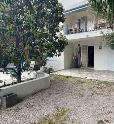 Saint-Jerome Apartment | Bas de villa avec grande piscine
