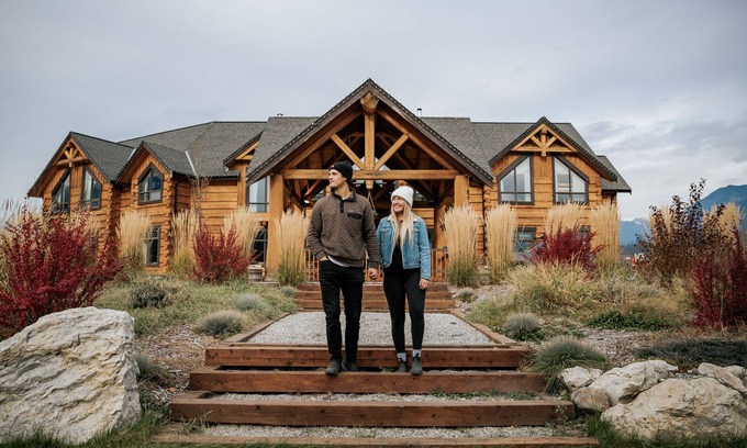 Golden Cabin | Basecamp Lodge Golden | Family Room
