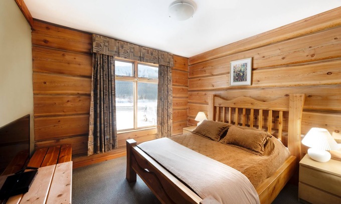 Golden Cabin | Basecamp Lodge Golden | Queen Room