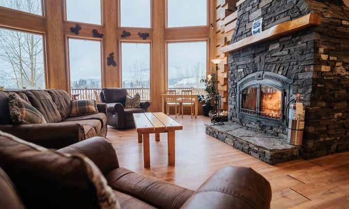 Golden Cabin | Basecamp Lodge Golden | Queen Suite Room