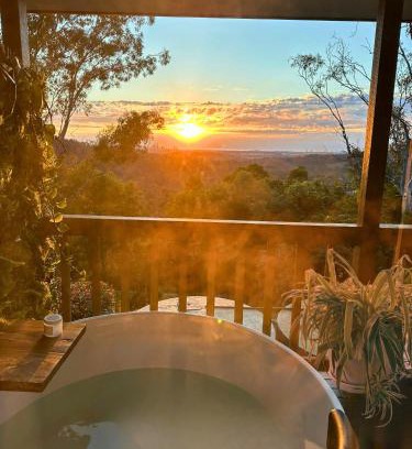 Mudgeeraba House | Bathtub With a View at Cockatoo Cabin