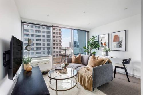 Melbourne Central Business District Apartment | Batman Hideout - Modern Parkside Escape with Gym