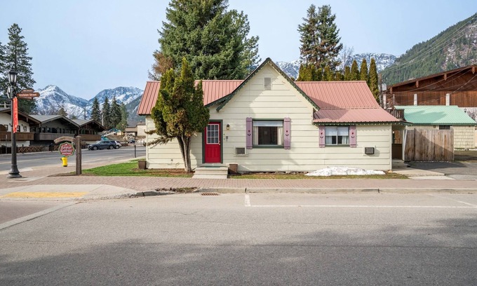 Leavenworth Apartment | Bavarian Gasthaus, Suite A - Stay and Walk In Town