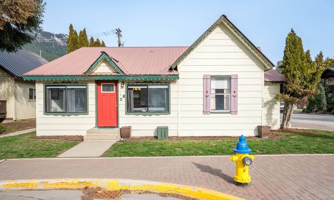 Leavenworth Apartment | Bavarian Gasthaus, Suite C - Downtown Basecamp!