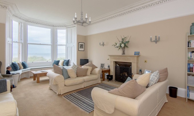 North Berwick Apartment | Bay House is located meters from North Berwick’s main beach, in the bustling seaside town.
