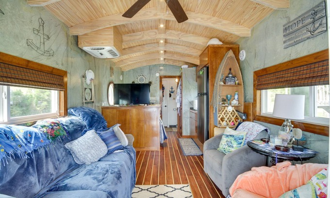 Shoreline Park Apartment | Bay St Louis Houseboat 6 Mi to Old Town & Beach!