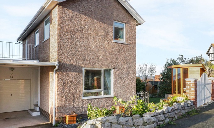 Old Colwyn Cottage | BAY VIEW HOUSE, family friendly, with a garden in Colwyn Bay