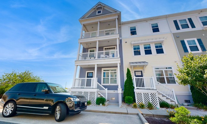 Midtown Ocean City House | Bay view townhome with pool access, fast WiFi, central AC, & a washer/dryer