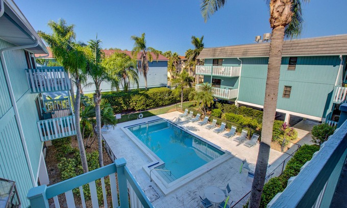 Bradenton Beach Condo | Bay Watch Bungalow-Beach 1 Minute Walk-Heated Pool-Private Grill-Free Wi-Fi-Dock