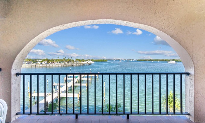 Englewood Condo | BAYFRONT, TOP FLOOR END UNIT, VIEWS, HEATED POOL, PRIVATE BEACH, BOAT SLIPS