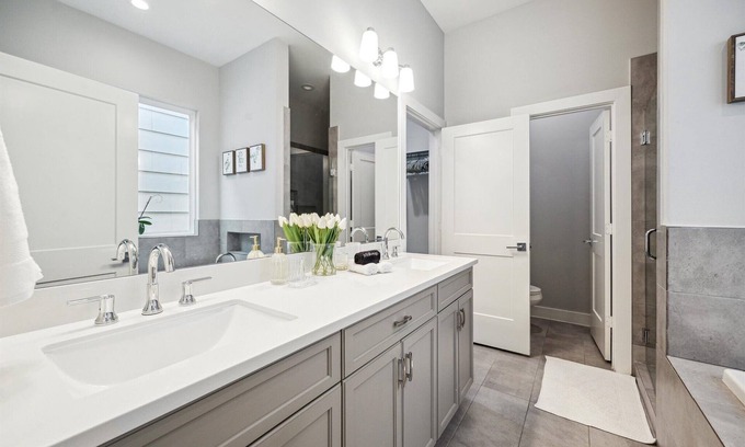 Washington Ave./ Memorial Park House | Bayou Houstonian: Heights + Galleria + Memorial Park + Med Center + Fun
