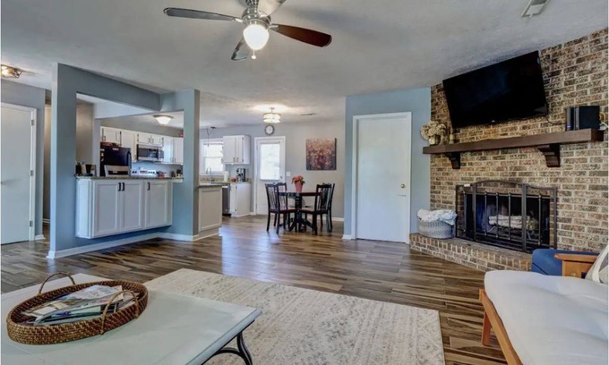 Bayshore House | Bayshore Retreat - Clean & Close to everything!