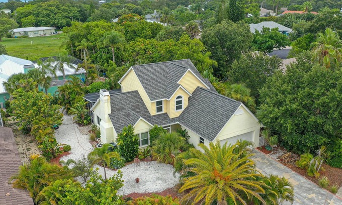 Laurel House | Bayside Paradise, 3BR, 2.5 Bath, private heated pool, close to beaches