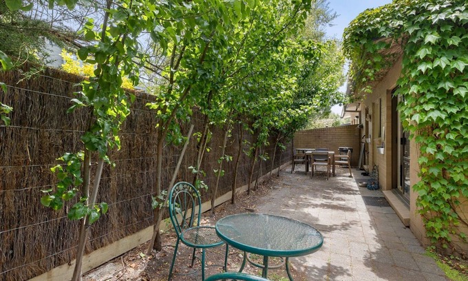 Lorne House | Bayview Number Four - Pet Friendly With Secure Yard