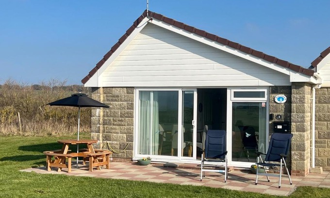 Freshwater House | BAYVIEW self-catering coastal bungalow in rural West Wight