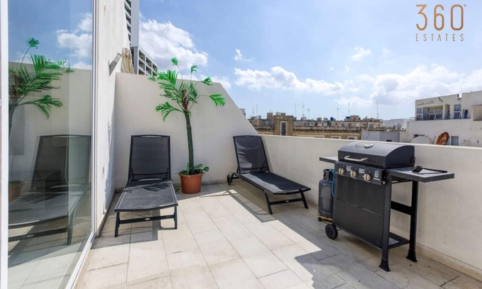 Gzira Apartment | BBQ area, 2BR penthouse with large spaces & WIFI