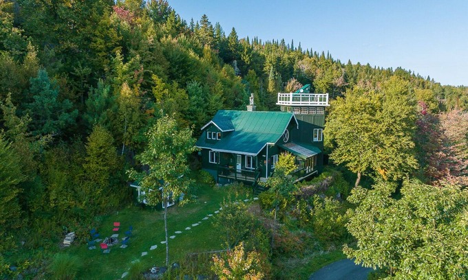 Saint Donat Ski Chalet | Beautiful rustic chalet with a tower and spectacular view. A spa and veranda open all year round.