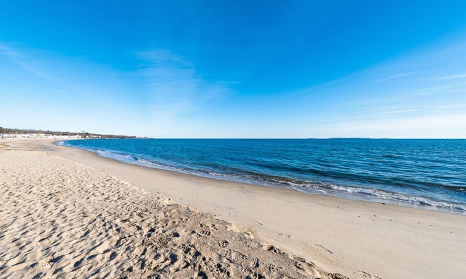 Old Lyme House | Be Happy Beach House is a five minute walk from Hawk's Nest Beach!