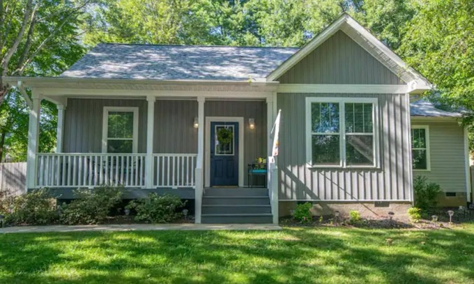 Skyland House | Be our guest-3-bedroom house in a great location!