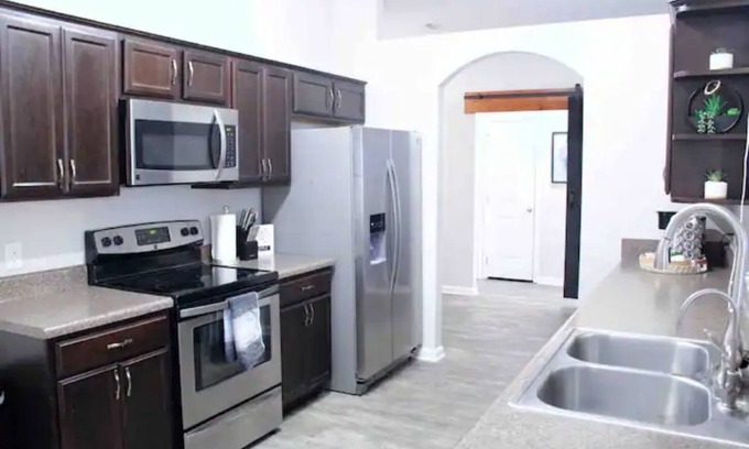 Navarre House | Beach 4 mins away! Bar, Projector, Entire home!