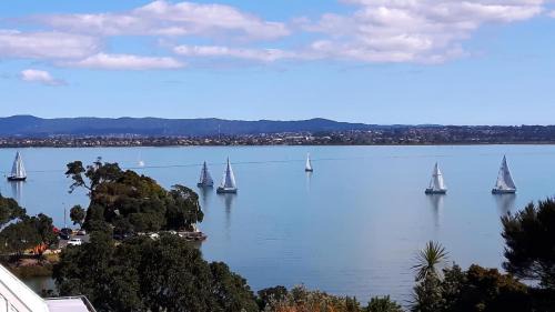 Beach Haven Apartment | Beach and View 2Bdrm apt 75mtrs to beach with sunsets to die for