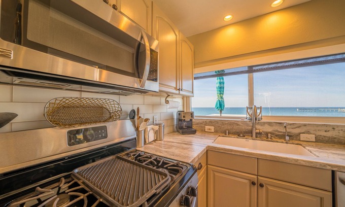 Ocean Beach Condo | Beach Bliss Haven and beachfront Beauty with two parking spaces