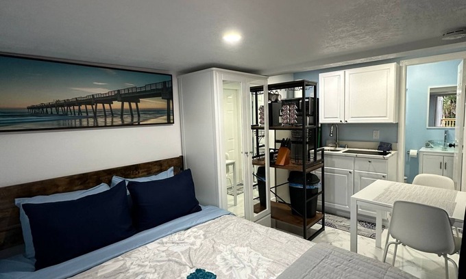 Lake Ridge Apartment | Beach Bliss Studio 5 minutes to beach