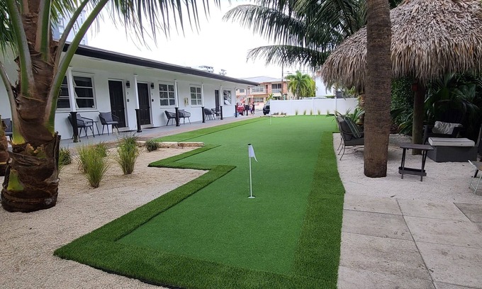 Pompano Beach Apartment | Beach Block Bungalow with private putting green. Everything need.