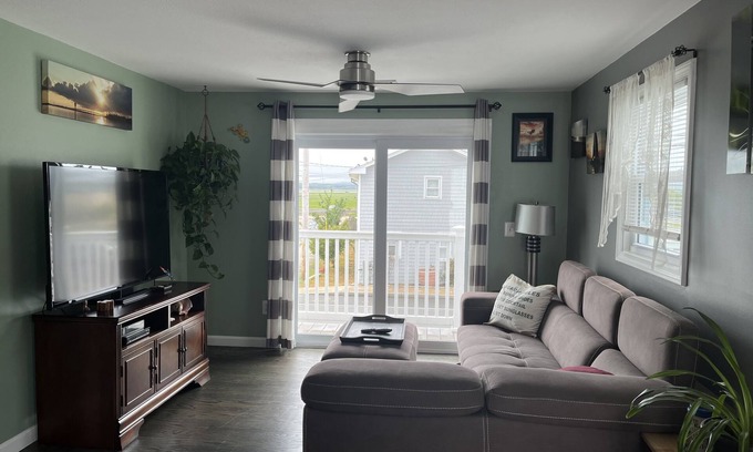 Hampton Condo | Beach Bum Bungalow offers stunning sunset marsh views just 400 ft to the beach.