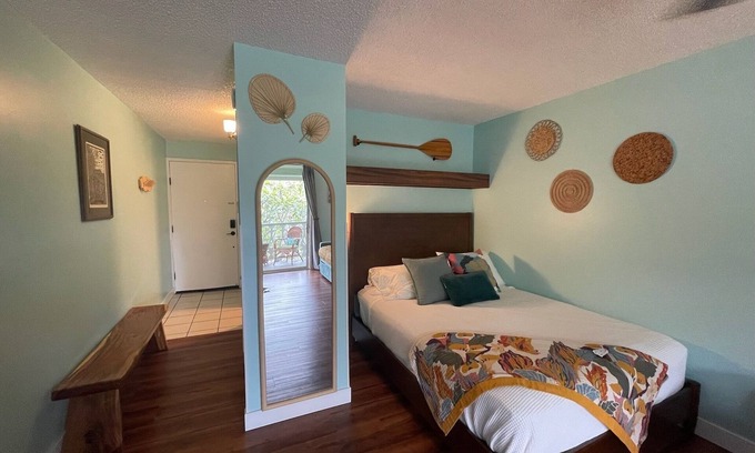 Kailua-Kona Condo | Beach Bungalow Condo in Kona - New Remodel with 3 Beds & Sleeps 4 + Pool