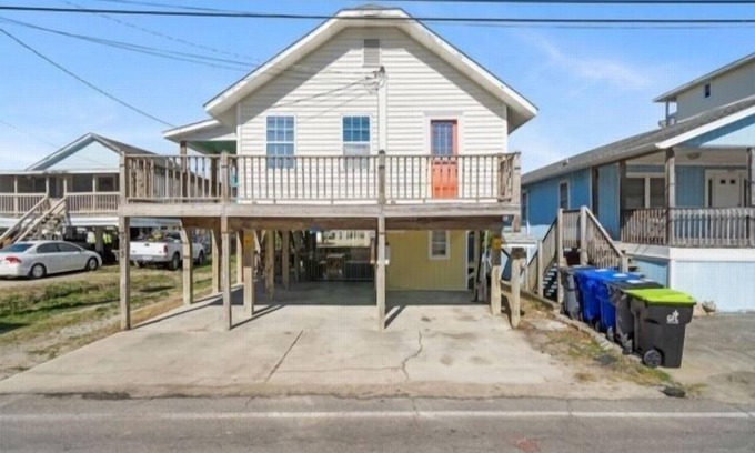 North Carolina Coast Cottage | Beach Cabin - perfect for your family getaway! Pet Friendly! by RedAwning