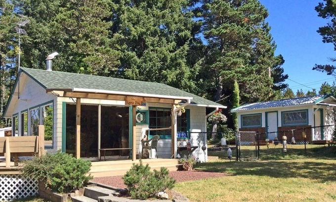 Ocean Park House | Beach Cabin, Romantic, 5 min to beach, Private (Looney)