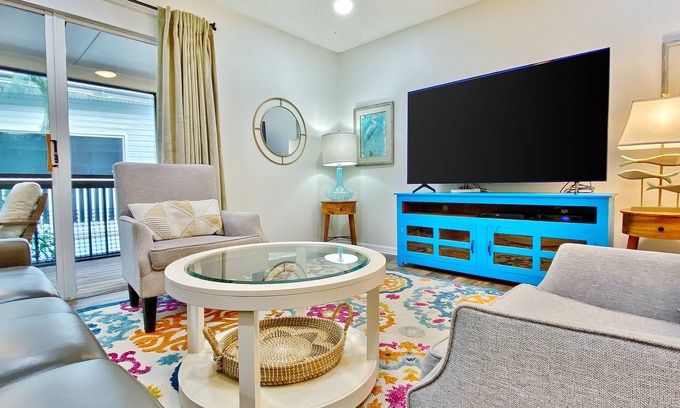 Indian Shores Condo | Beach condo with screened balcony & Intracoastal-view pool - dog-friendly