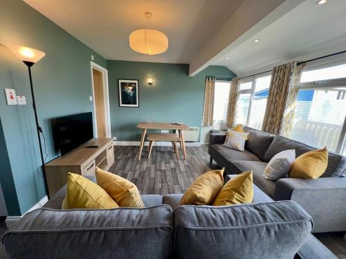 Westleigh Ski Chalet | Beach Cottage 33, Just a Short Stroll to the Beach