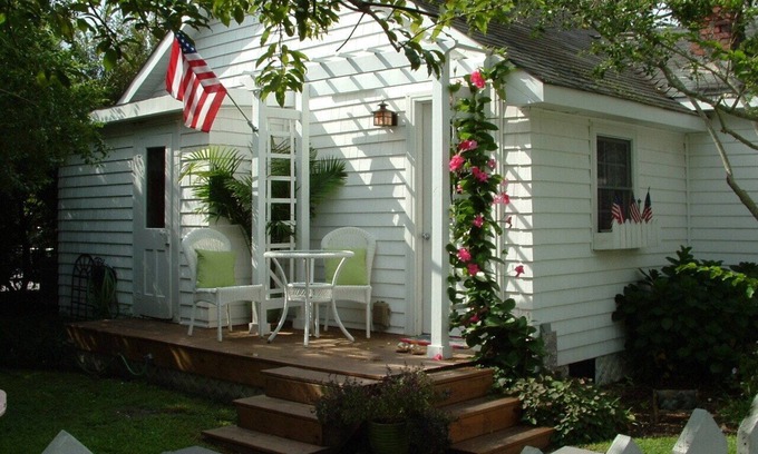 Historic Downtown Manteo Cottage | Beach cottage in the heart old town Manteo 0BX. welcome