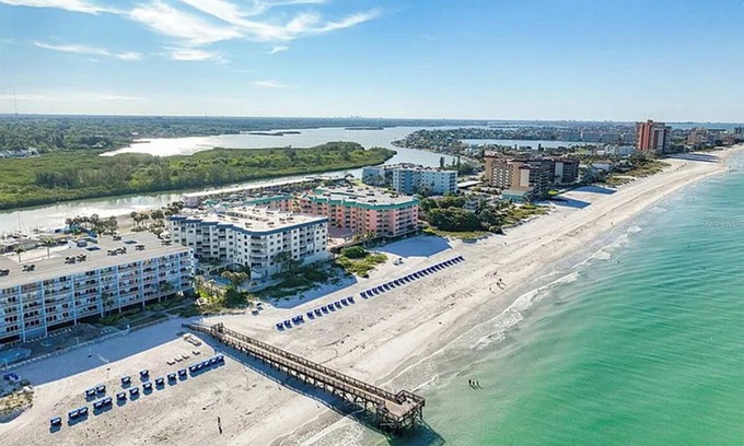 Indian Shores Condo | Beach Cottage, Indian Shores, FL. Oceanfront View Condo on Beach