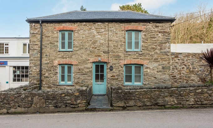 St. Agnes Cottage | Beach Cottage is a traditional stone cottage, just 100 yards from the breath-taking Trevaunance Cove