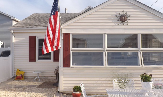 Ortley Beach Cottage | Beach Cottage Newark Ave Lavallette NJ. 1 block to beach. 3 night min.