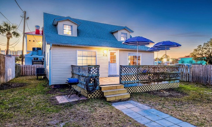 Ocean Drive Cottage | Beach Cottage Heart of Ocean Drive Sleeps 14