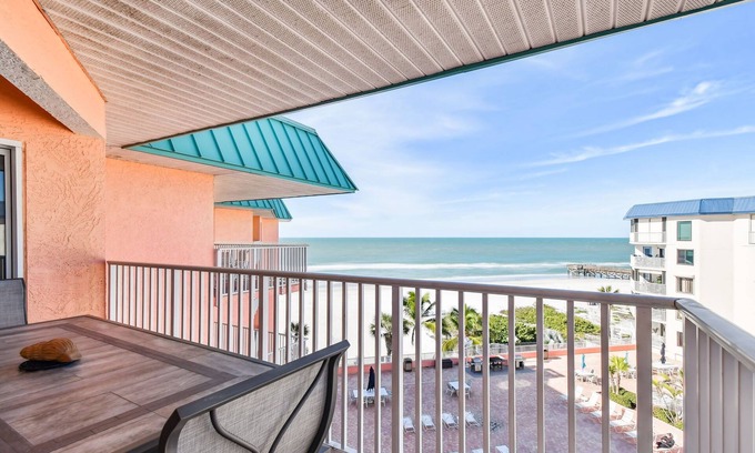 Indian Shores Condo | Beach Cottages Ocean & Pool View Condo!