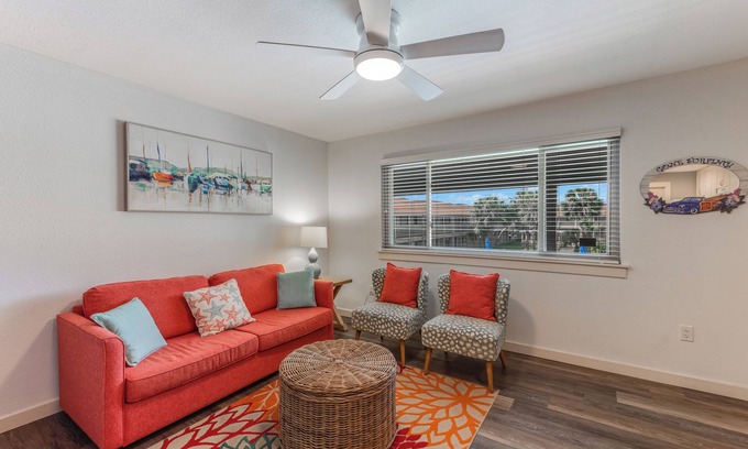 Port Aransas Condo | Beach Daze- Roomy1 BDRM a block from the BEACH & Large Pool