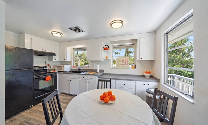 Laurel House | Beach Duplex 2 Units Together .7 Mi From Beach